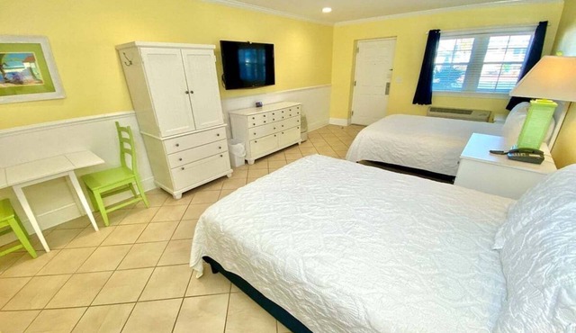 Pet-friendly, 3 Blocks to Beach, Pool, #103