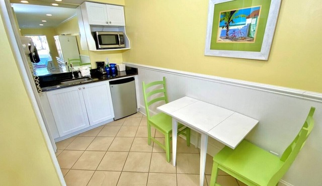 Pet-friendly, 3 Blocks to Beach, Pool, #103