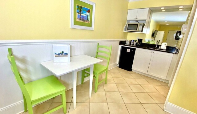 Pet-friendly, 3 Blocks to Beach, Pool, #303