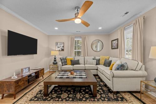 Pet-Friendly 3 BR Home with King Bed and Fenced Yard Near Downtown