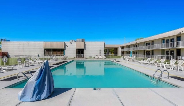Pet-Friendly Room: Enjoy Your Stay with Outdoor Pool and Free Parking in Hamilton