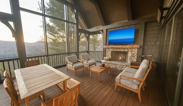 Picturesque views of Sapphire & Lonesome Valley. Hot tub, guest suite, firepit.