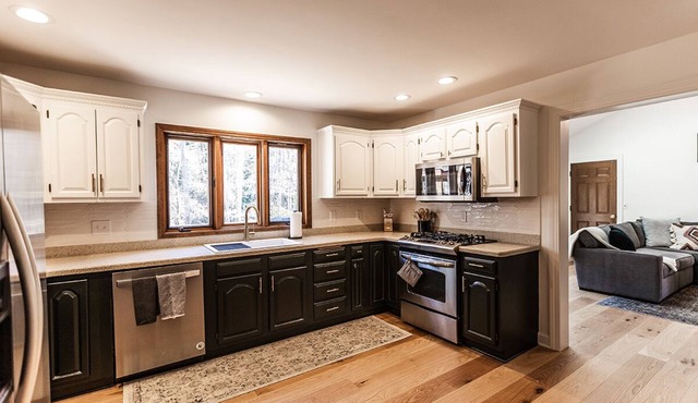 Pinecrest Retreat! 5Bed 3Bath home with Pool, Hot Tub & Fire Pit