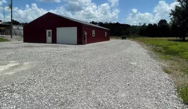 Pole Barn Style Lodge located at Reelfoot Lake accommodating to large groups!