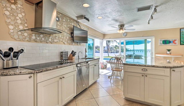 Pool, Dock & Kayaks: Waterfront Palmetto Home