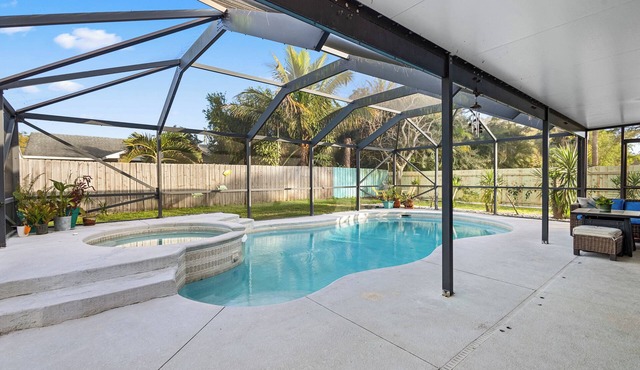 Pool House w/Fireplace, BBQ Grill, WIFI, Cable, and EV Charger-20 min to Beach