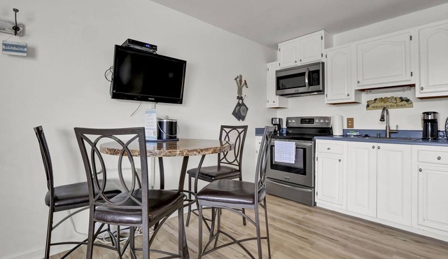 Pool, Marinas & Waterfront Dining Nearby @ The Waterway 232