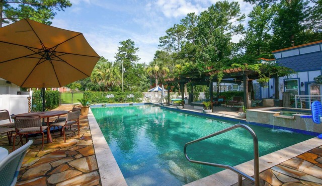 Pool, Putting Green Access! Backyard Retreat in Thomaston
