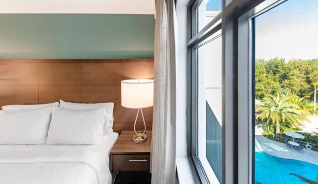 Pool-View Studio Suite Near Naples Beaches