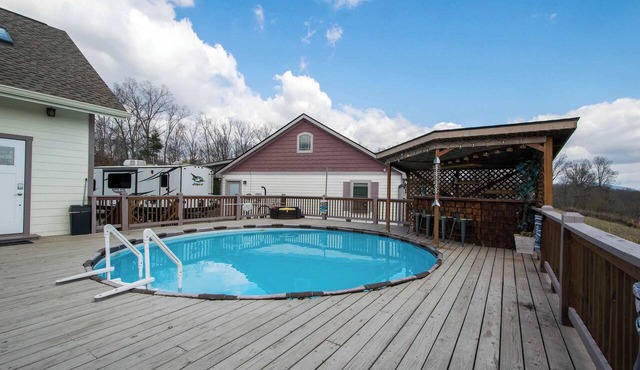 Poolside ADU w Sauna Free Tix Tiki Bar Retreat