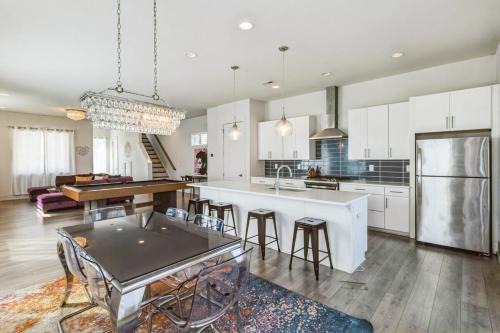 PoolTable-15 Mins to Uptown & DT-King Bed!