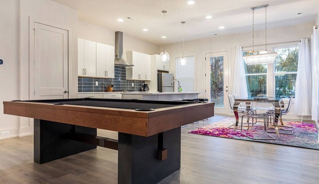 *PoolTable * 15 Mins to Uptown & DT * King Bed!