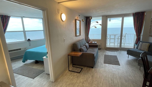 Priced 50% off. Beach-Corner Oceanfront Suite Penthouse view Harbour Beach 814