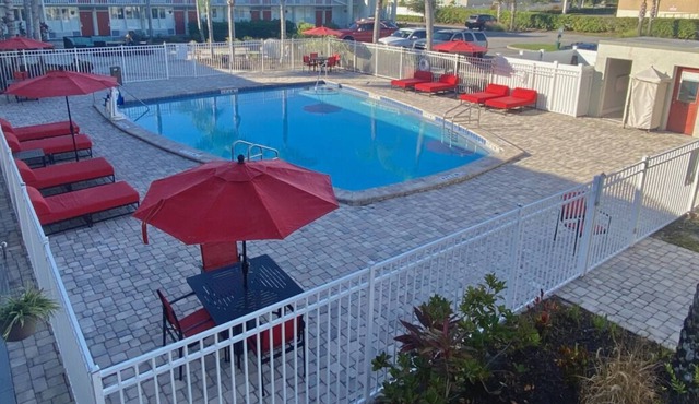 Prime Location! 2 Relaxing Units, Free Breakfast & Parking, Onsite Pool