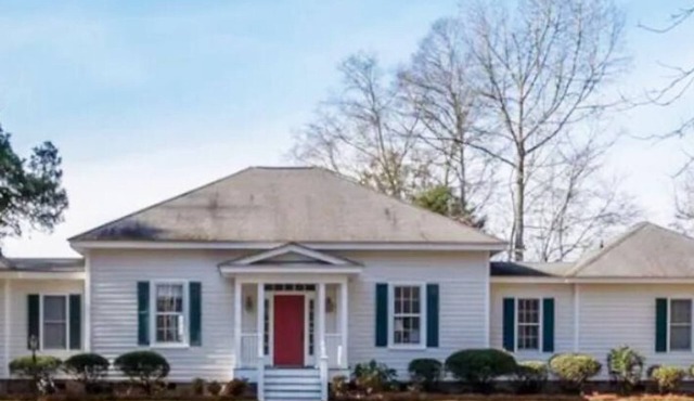 Private 3BR Historic Farmhouse near downtown New Bern on 33 acres