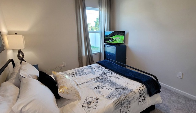 Private guest room in a shared house 10 minutes form the beach!
