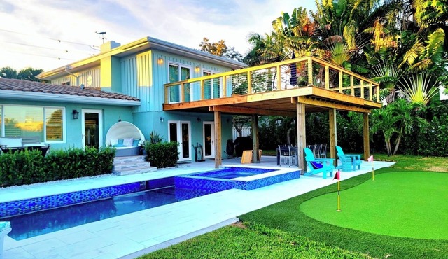 Private Home w/Dock, sleeps 10 Hot Tub, Oasis w/Games;Covered Patio Table for 10