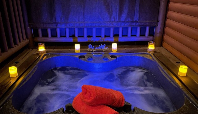Private HOT TUB. Fire Pit, screened porch. 3 miles to the NOC. Resort POOL