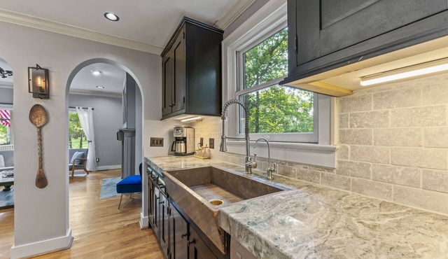 Private Hot Tub ~ Fire Pit ~ 5 Miles to Downtown