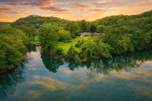 Private Lakefront Peninsula Retreat with Hot Tub