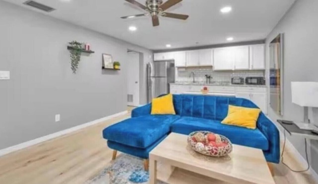 Private Oasis in Brandon Private Entrance & Free Parking
