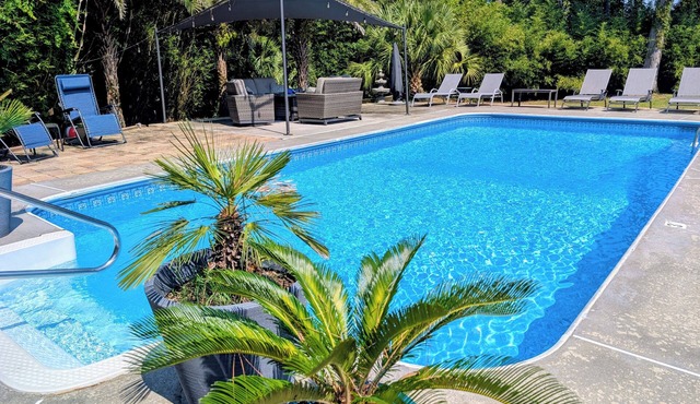 Private Oasis w/Pool, Hot Tub & Bar - 15 Min to Savannah & Tybee Beach