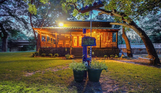 Private Pool: Fun Riverfront Retreat in Hamilton! in Hamilton