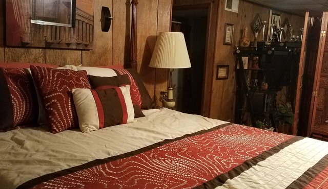 Private Suite ❤ with Hot Tub & cabin features for a couples retreat in the city!