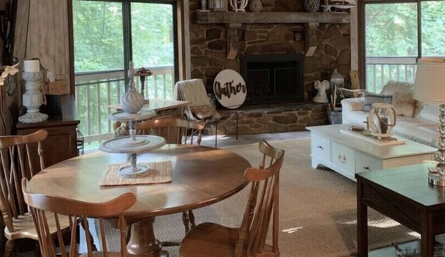 Professionally Decorated Mountain Cottage with seasonal views of Lake Santeetlah