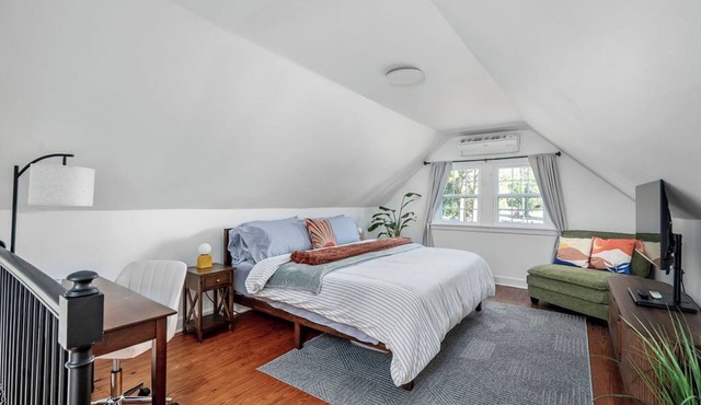 Putter's Loft: Aiken Golf Course & Downtown NEW apartment with king bed