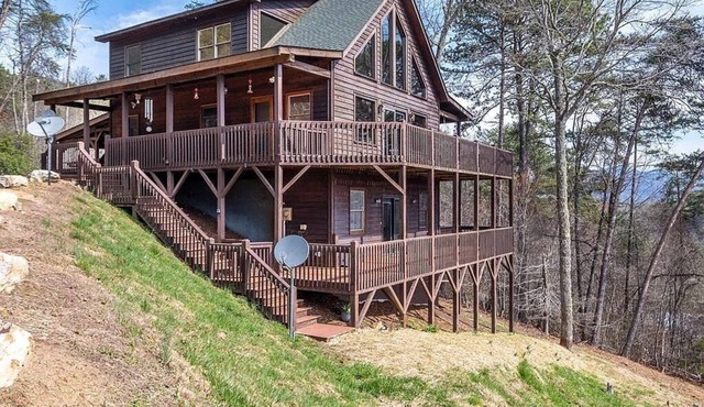 Pvt Mountain log Cabin with Views, Hot tub, pet friendly, central location