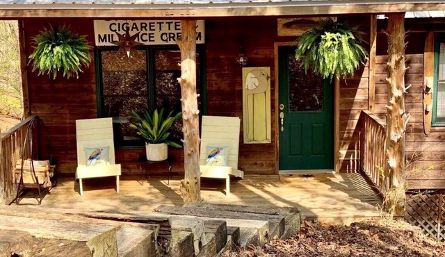 Quaint, Cozy, and Quiet Cabin on Lake Hartwell w/deep water dock