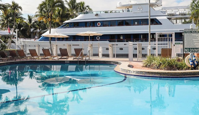 Queen | Riverside Hotel | Las Olas Blvd, New River, Walkable + Historic