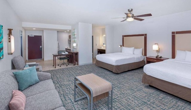 Queen Studio w/Free Breakfast, Indoor Pool, & Gym Near Perimeter Mall