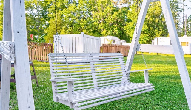 Quiet 2BR Retreat, Sleeps 4, Near Beaches & Nature in Maple Hill