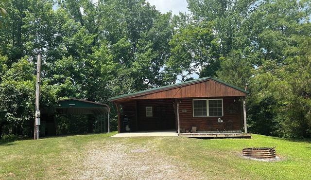 Quiet cabin on the lake! 5 minutes from many outdoor adventures and SIUC!