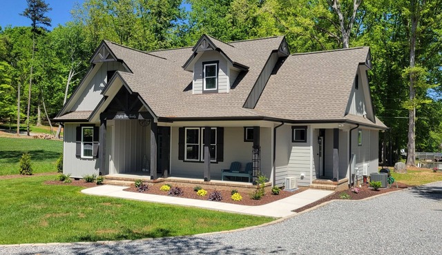 Quiet lake getaway offering R&R with 2 electric bikes and optional sunset cruise