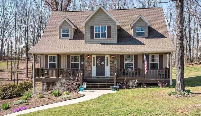 Quiet spacious bedroom, for short or long times spent around Cleveland TN