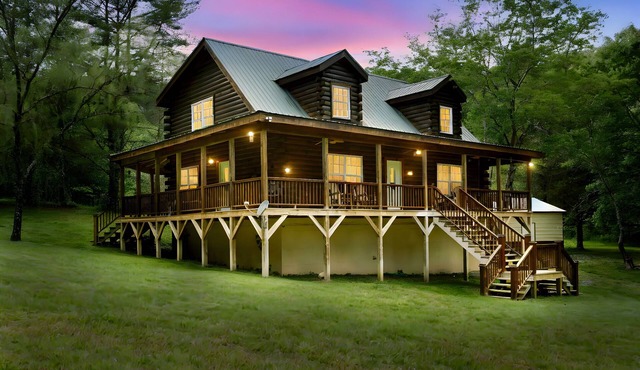 Real Log Cabin in Mountain Forest! Pet Friendly, Fiber WiFi, Near Casino/Rafting in Murphy
