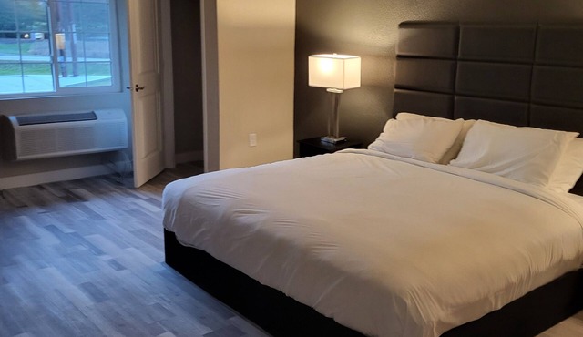 Red Fox Inn and Suites in Waverly