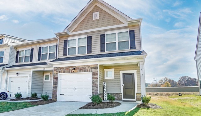Reduced Price!!! - Just 5 mins. from Lake Norman - Community Pool - Fire pit - BBQ - Garage