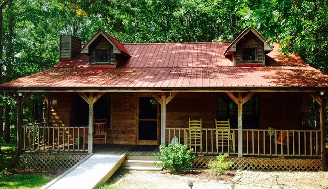 Relax and enjoy at this 2.5 B/2B cabin with hot tub by Fall Creek Falls Park