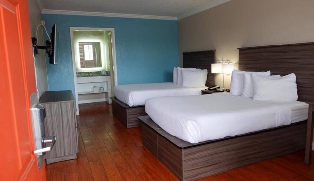 Relax and Recharge! Free Breakfast, Free Parking, Pool!