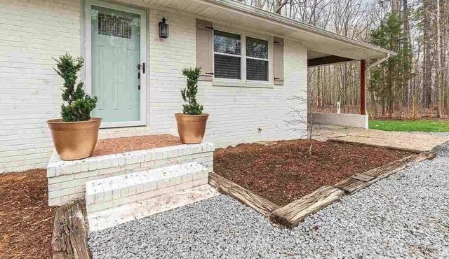 Relax & enjoy privacy-peaceful acre ~10 min to RDU.