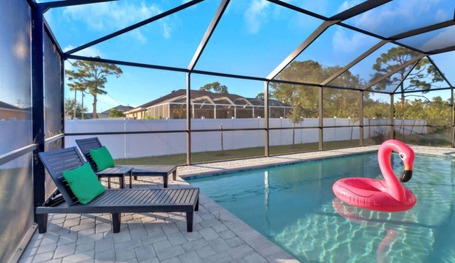 Relax & Enjoy the Sun in Heated Salt Water Pool & Large Screen In Patio!