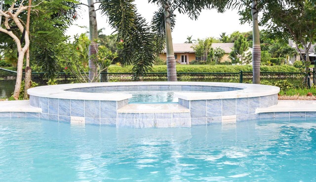 Relax-Home On Canal-Fun Pool & Spa-WiFi-Near All