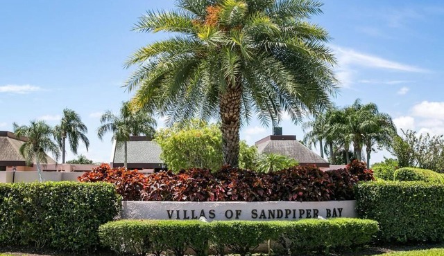 Relax in a Beautiful Park Like Setting on the St Lucie River