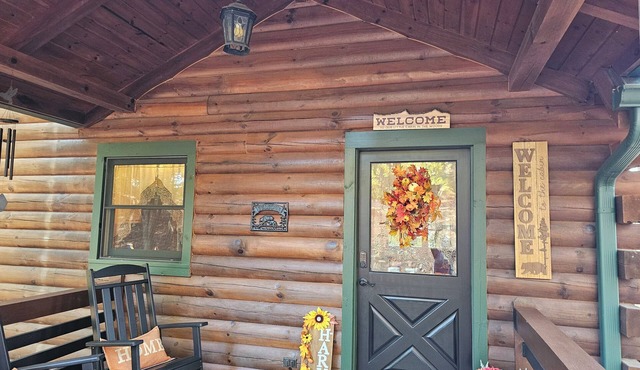 Relaxing 2 bedroom 2 bath cabin minutes from Dahlonega city center!