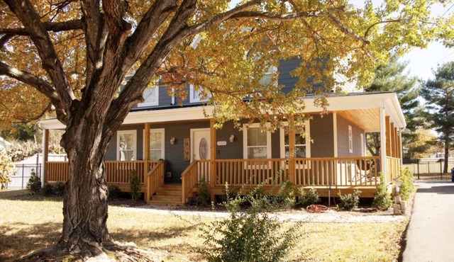 Relaxing Country Home, Huge Fenced Yard, Backyard Gazebo Bar , Grill & Hot Tub