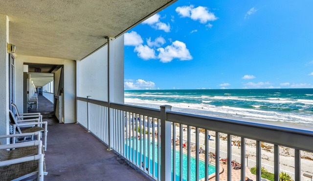 Relaxing Oceanfront Studio w/Pools, Walk to Dining & Daytona Boardwalk